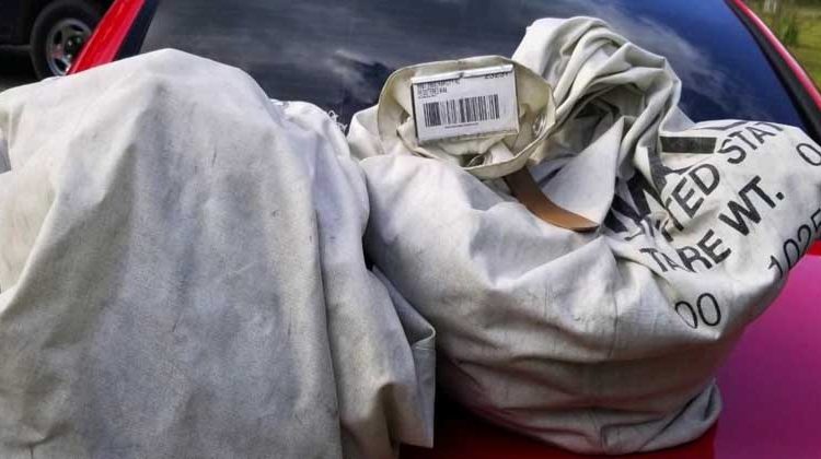 Mujer de Estados Unidos encuentra casi un millón de dólares en la calle y lo entrega a las autoridades