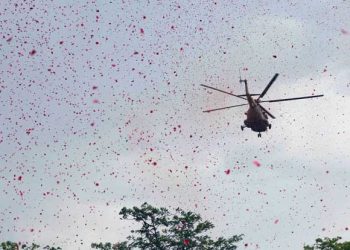 Helicóptero de la India lanza pétalos de flores para agradecer el trabajo de los policías por el COVID-19