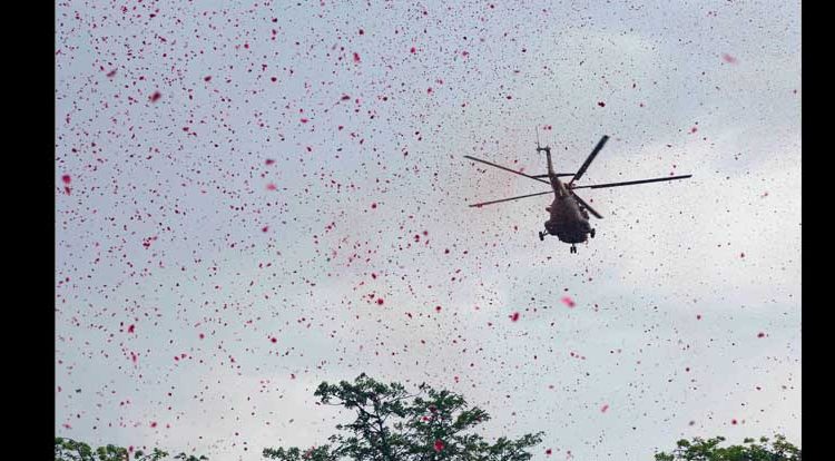 Helicóptero de la India lanza pétalos de flores para agradecer el trabajo de los policías por el COVID-19
