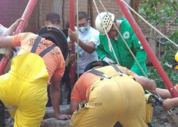 Bomberos rescata a hombre de 55 años que no lograba salir de un pozo de agua