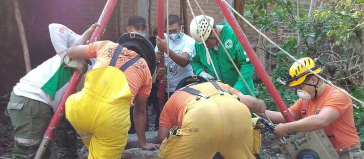 Bomberos rescata a hombre de 55 años que no lograba salir de un pozo de agua