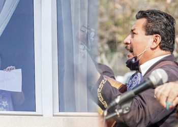 Mariachi lleva serenata a las madres que guardan cuarentena en un hotel de la ciudad