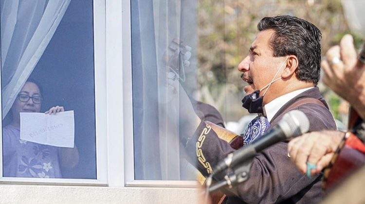 Mariachi lleva serenata a las madres que guardan cuarentena en un hotel de la ciudad