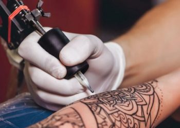 El hombre que se ha hecho un tatuaje cada día desde el inicio del confinamiento