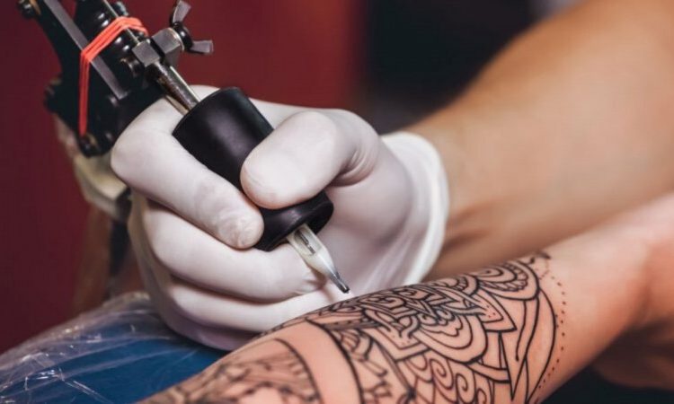 El hombre que se ha hecho un tatuaje cada día desde el inicio del confinamiento