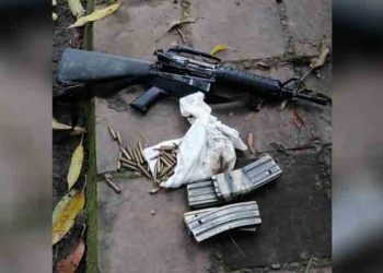 Sujetos abandonan arma y municiones tras notar presencia policial