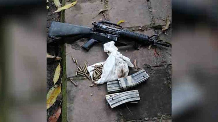 Sujetos abandonan arma y municiones tras notar presencia policial