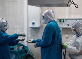 Así queda la mano de un médico al quitarse los guantes protectores tras 10 horas de trabajo