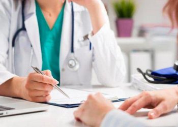Mujer acude al médico con un fuerte dolor abdominal y descubre ¡que es hombre!