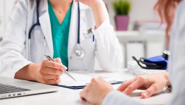 Mujer acude al médico con un fuerte dolor abdominal y descubre ¡que es hombre!