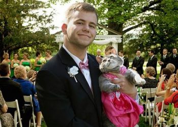 Joven no tenía con quien ir a la graduación, así que llevó a su gata