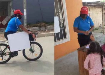 Maestra lleva la pizarra en bicicleta a sus estudiantes sin acceso a internet para que no  se queden sin aprender