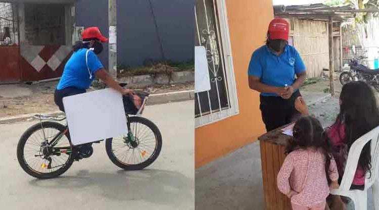 Maestra lleva la pizarra en bicicleta a sus estudiantes sin acceso a internet para que no  se queden sin aprender