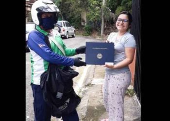 Con toda y pijama, señorita culmina sus estudios al recibir por correos su título universitario