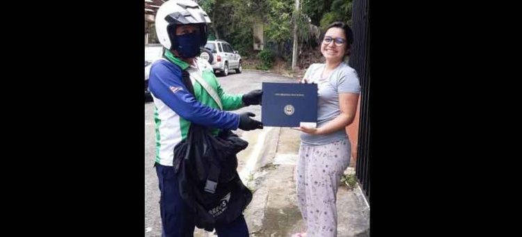 Con toda y pijama, señorita culmina sus estudios al recibir por correos su título universitario