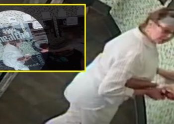 Mujer se quita la mascarilla para toser en la cara de un bebé hispano