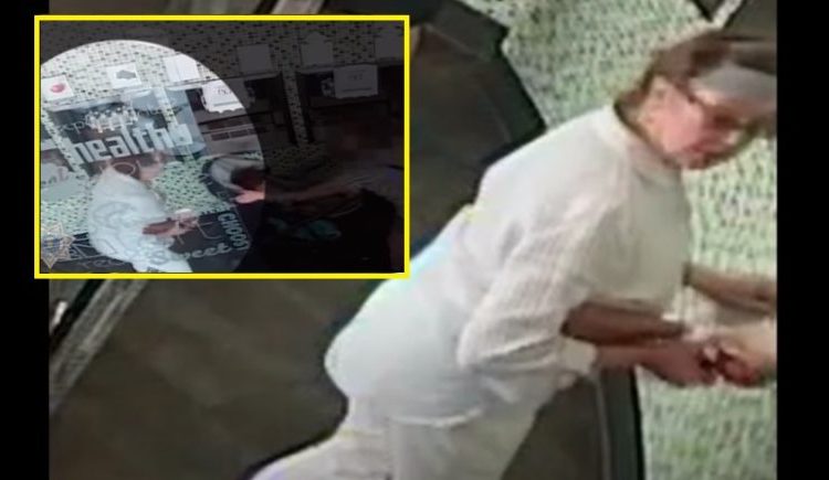 Mujer se quita la mascarilla para toser en la cara de un bebé hispano