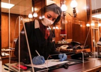 Texas cierra bares nuevamente por aumento de casos de COVID-19