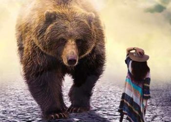 Un oso salvaje se abalanza sobre una mujer que se acerca para hacerse una ‘selfi’