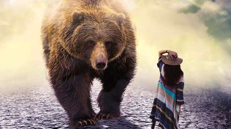 Un oso salvaje se abalanza sobre una mujer que se acerca para hacerse una ‘selfi’