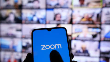Pillan a un abogado sin pantalones en una audiencia virtual pero él asegura que sí los lleva