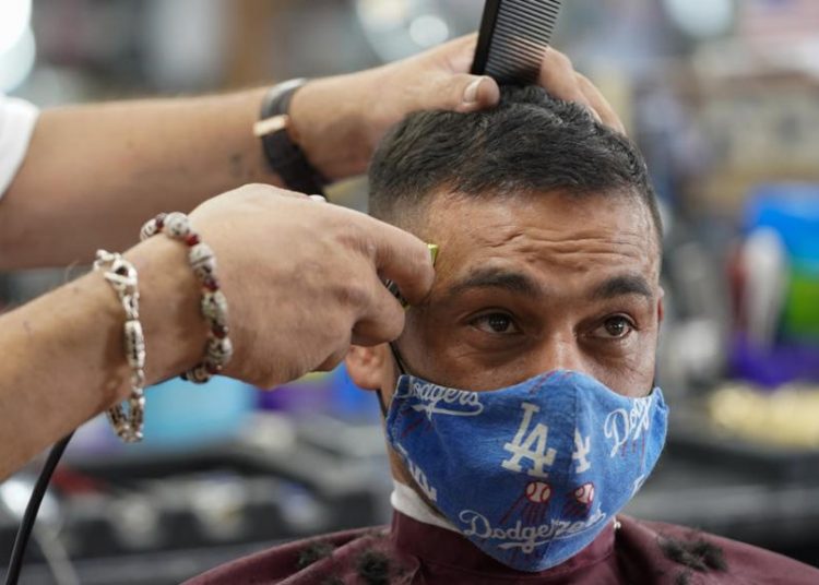 Dos peluqueras infectadas con coronavirus usaron mascarillas y no contagiaron a ninguno de sus 139 clientes