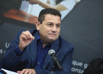 “Dos años besando los zapatos del ejecutivo ” “Haciendo negocios chuecos” “Delincuente que entrega dinero para asesinar” Rolando Castro a Ernesto Muyshondt