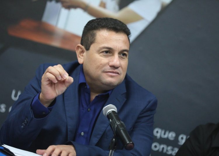 “Dos años besando los zapatos del ejecutivo ” “Haciendo negocios chuecos” “Delincuente que entrega dinero para asesinar” Rolando Castro a Ernesto Muyshondt