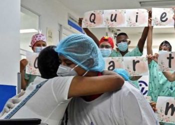 Novio le propone matrimonio a su pareja tras vencer el COVID-19