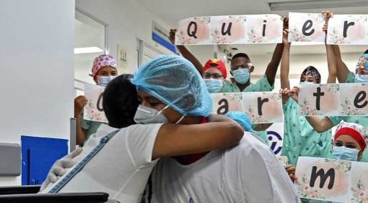 Novio le propone matrimonio a su pareja tras vencer el COVID-19