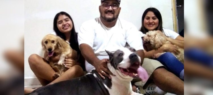 Familia de buen corazón adopta a Zeus, un perro que por años fue maltratado por sus anteriores dueños