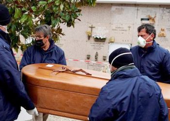 Hombre es hallado con vida meses después de su funeral