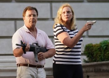 Una pareja amenaza a unos manifestantes y se convierte en memes