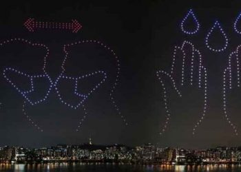 Drones iluminan el cielo de Corea con mensajes para héroes de la salud y medidas preventivas para frenar el COVID-19