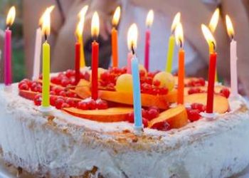 Una niña apaga la vela de cumpleaños de su hermana menor y su cruel travesura se vuelve viral