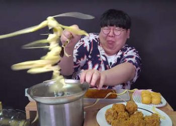 Un ‘youtuber’ gana popularidad tras sufrir un divertido ‘ataque’ de queso fundido