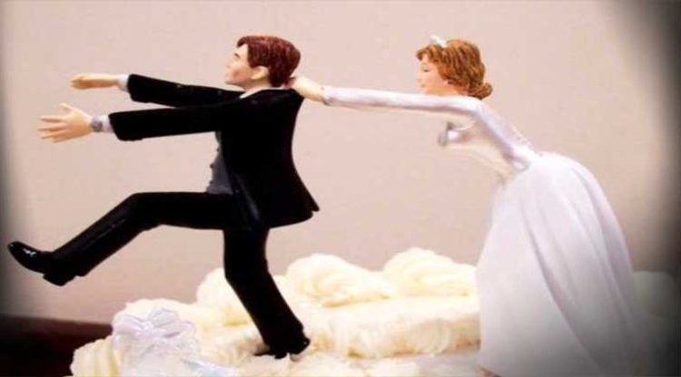 Mujer interrumpe una boda afirmando que es la esposa del novio