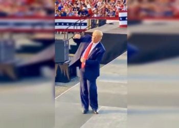 Trump vuelve a bailar al ritmo de ‘YMCA’ durante un mitin en Florida