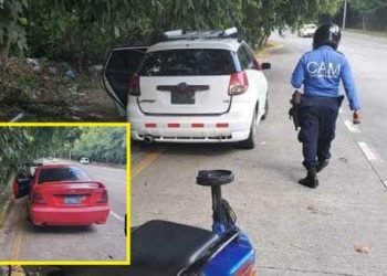 Autoridades sorprenden a pareja que tenían su “nidito de amor” en plena vía pública de San Salvador