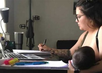Catedrático prohíbe a alumna alimentar a su bebé en clases en línea
