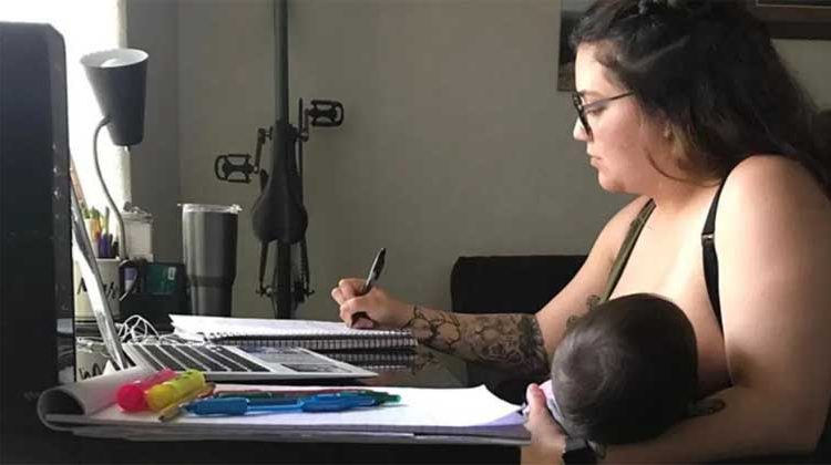 Catedrático prohíbe a alumna alimentar a su bebé en clases en línea