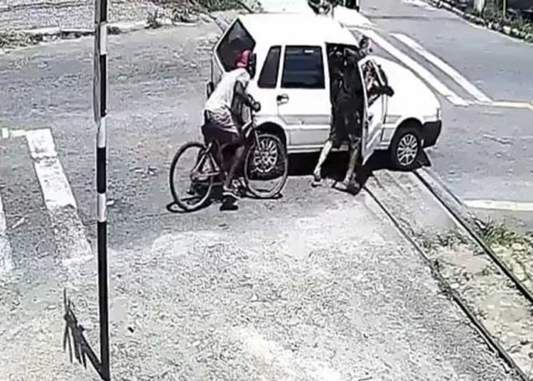 Un automóvil se avería justo sobre un vía férrea y un tren lo arrolla
