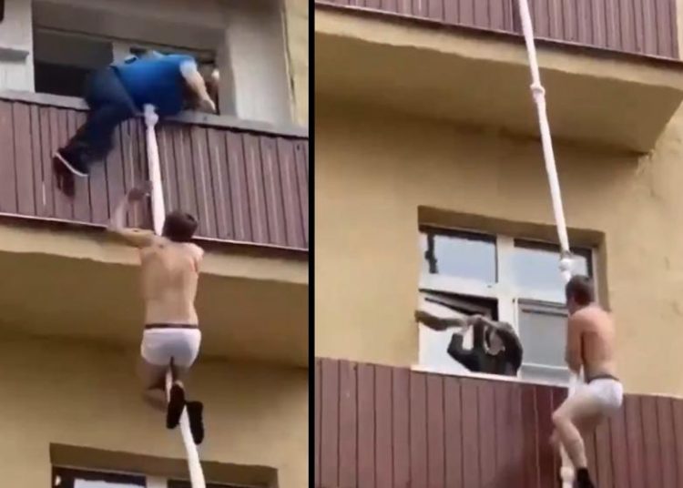 Un amante intenta escapar por el balcón pero acaba recibiendo escobazos por parte de una vecina