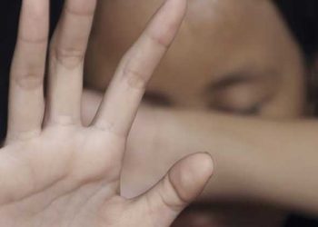 Fallece niña de 10 años porque sus padres le escondían la comida