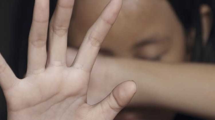 Fallece niña de 10 años porque sus padres le escondían la comida