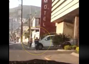 Mujer espera afuera del motel a su esposo tras descubrir infidelidad