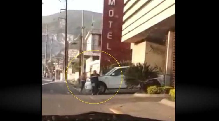 Mujer espera afuera del motel a su esposo tras descubrir infidelidad
