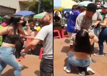De rodillas, jovencita encuentra a su ex con su nueva pareja y le pide regresar