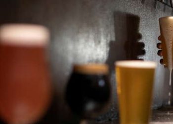 No pudieron vender la cerveza a causa del coronavirus y la convirtieron en ginebra