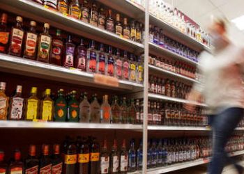 Una mujer enloquece en un supermercado y rompe cientos de botellas de bebidas alcohólicas